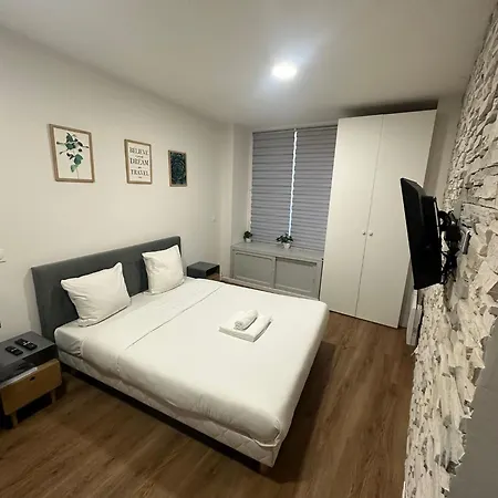 Parisian Art Retreat: Charming Flat Near Modern Museums Apartment